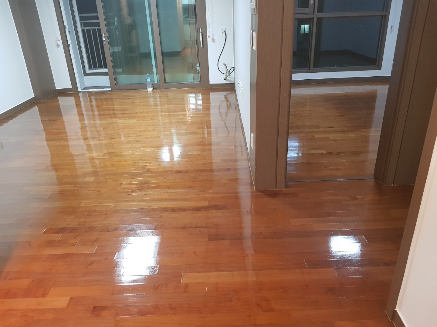 코팅 시공을 마친 아파트 거실 원목 마루 — 전체적으로 고른 광택